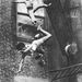 1975. Anya és lánya vesztükbe zuhannak az alattuk leszakadó tűzlépcső miatt, egy bostoni lakástűz következtében