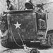 1966. Vietkong katona holttestét vontatják egy tömegsírhoz egy véres összecsapást követően