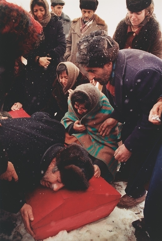 2011. Sebesült rokonát szorongató nő egy tábori kórházként használt jemeni mecsetben.