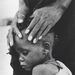 1974. Az éhínségtől elgyengült lány kapaszkodik anyja lábába