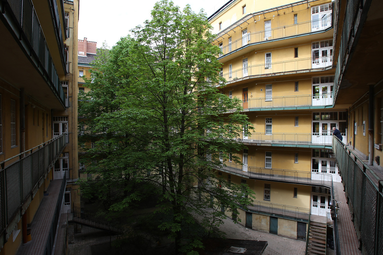 FORRÁSOK: A magyar történelem főbb állomásai első szakasz Kép-idő (szabad szavas keresésben az 1912 szóra megjelenő találatok tovább kattinthatóak, képekkel együtt!) // Magyar kultúra második szakasz, nemzetközi kitekintés (Egyetemes történelem; Társadalom, kultúra, művészetek; Tudomány, technika; Magyar történelem, kultúra, tudományok) Kronológia. II. kötet 1871-2006. Kötetszerk.: Bárány Lászlóné, Rostás Sándor, Szlávik Tamás. M. Nagylexikon Kiadó, Budapest, 2006. 1060–1064. old. // A magyarországi és budapesti gazdaság, civil-, egyházi-, oktatási és más szervezetek eseménytörténete: Történelmi tár
// Thuránszky László-dr. Galgóczy Gábor  - Adalékok a 1085 Budapest, Horánszky u. 12. sz. ház történe