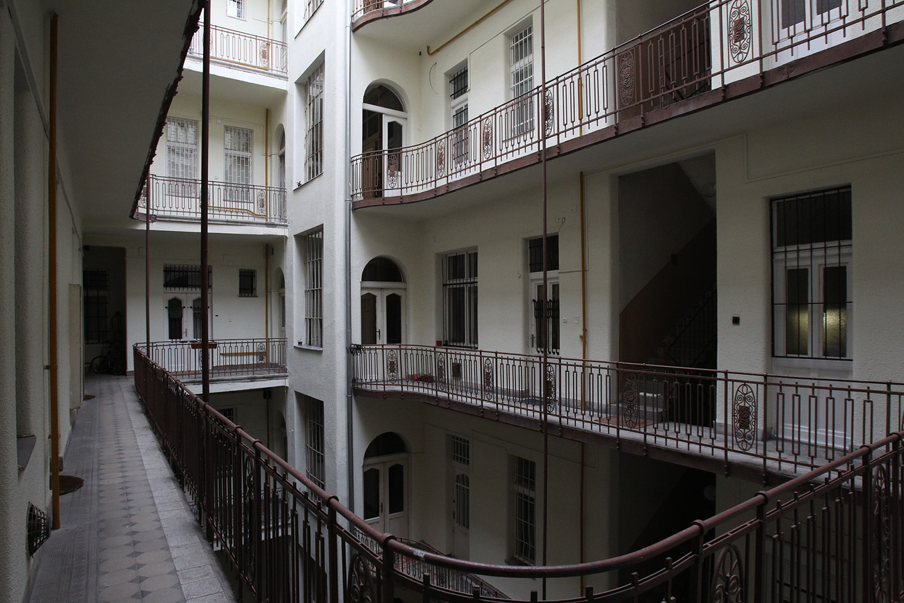 FORRÁSOK: A magyar történelem főbb állomásai első szakasz Kép-idő (szabad szavas keresésben az 1912 szóra megjelenő találatok tovább kattinthatóak, képekkel együtt!) // Magyar kultúra második szakasz, nemzetközi kitekintés (Egyetemes történelem; Társadalom, kultúra, művészetek; Tudomány, technika; Magyar történelem, kultúra, tudományok) Kronológia. II. kötet 1871-2006. Kötetszerk.: Bárány Lászlóné, Rostás Sándor, Szlávik Tamás. M. Nagylexikon Kiadó, Budapest, 2006. 1060–1064. old. // A magyarországi és budapesti gazdaság, civil-, egyházi-, oktatási és más szervezetek eseménytörténete: Történelmi tár
// Thuránszky László-dr. Galgóczy Gábor  - Adalékok a 1085 Budapest, Horánszky u. 12. sz. ház történe