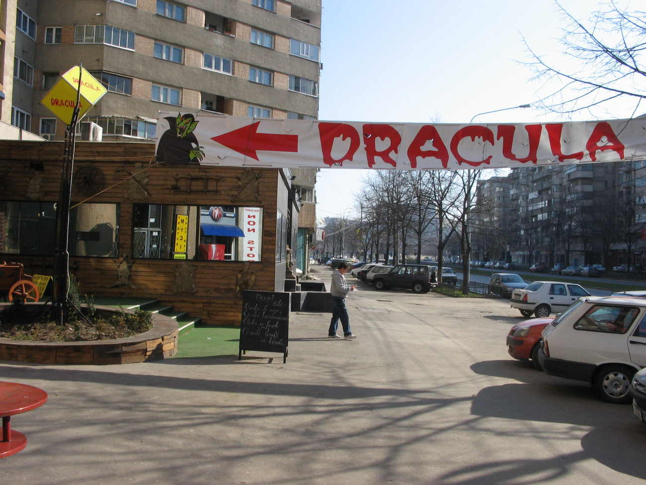 A Drakula étterem felé útbaigazító molinó Bukarestben.