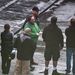 John Moore (középen zöldben) a Good Day to Die Hard című film amerikai rendezője instruálja kollégáit egy belvárosi utcában a film forgatásán. 