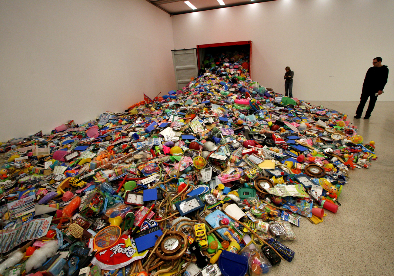 Aranypofák rúdon. A bécsi Mumok China, Facing reality című 2007-es kiállításáról. 