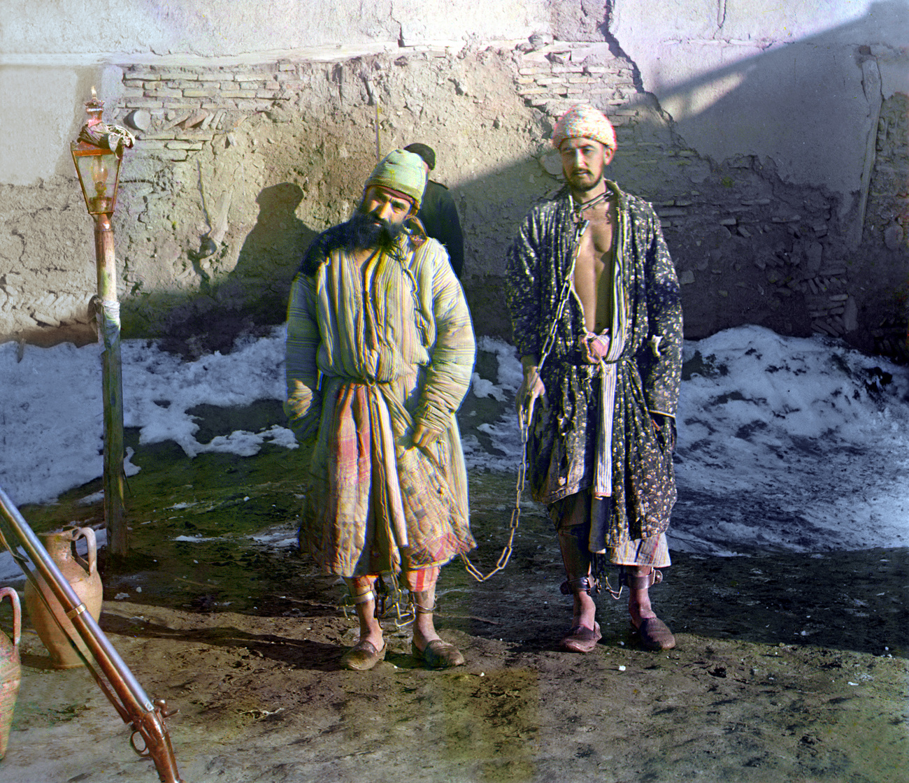 1910. - Dagesztáni férfi és felesége hagyományos népviseletben. 