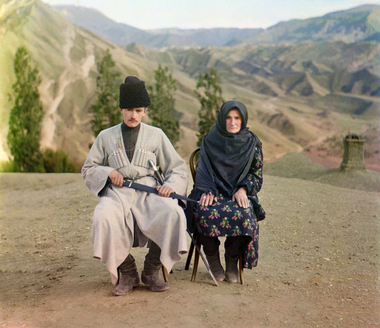 1910. - Dagesztáni férfi és felesége hagyományos népviseletben. 