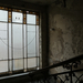 Róth Miksa üvegablakok maradványai a lépcsőházban