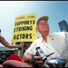 2000-ben a sztrájkoló színészeket támogatta a hollywoodi Palladium előtt