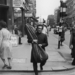 1967. Szitárral a kezében egy londoni utcán.