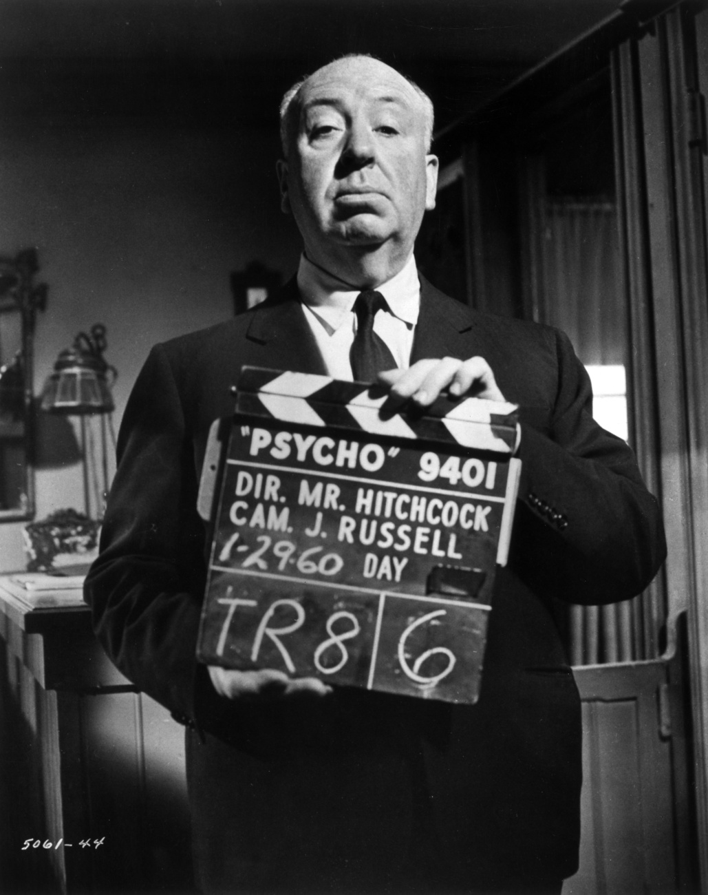 Hitchcock filmjeiben nem minden drámai jelenetnek lehetett előre sejteni a végét. Csavarok, kiszámíthatatlan történések, hirtelen halálok. A Psycho is egy sikkasztással kezdődik, aztán mégis, mi lesz a vége. Filmkritikánk a Hitchcock moziról.