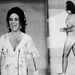 Elizabeth Taylor a legjobb filmnek járó szobrot készült átadni a 46. Oscar-díj-átadón, amikor Robert Opal, aki aznap fotóriporterként dolgozott az eseményen, meztelenül átszaladt mögötte, békejelet mutatva. Opal így szerette volna felhívni a figyelmet a meleg művészek munkáira.