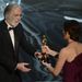 Michael Haneke osztrák rendező a legjobb külföldi filmnek járó szobrot veszi át Jennifer Garnertől