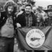 A kép baloldalán Sonny Barger, a klub oaklandi chapterének alapítója, máig a leghíresebb Hells Angel. A klubról már 1969-ben dokumentumfilmet forgatott, akkora érdeklődés övezte működésüket. 
