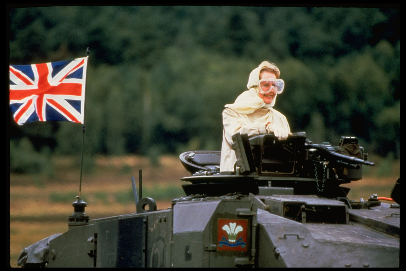 Visszanéz és integet a tömegnek. - Nézzék meg milyen volt Anglia a nyolcvanas években, Margaret Thatcher miniszterelnöksége idején!