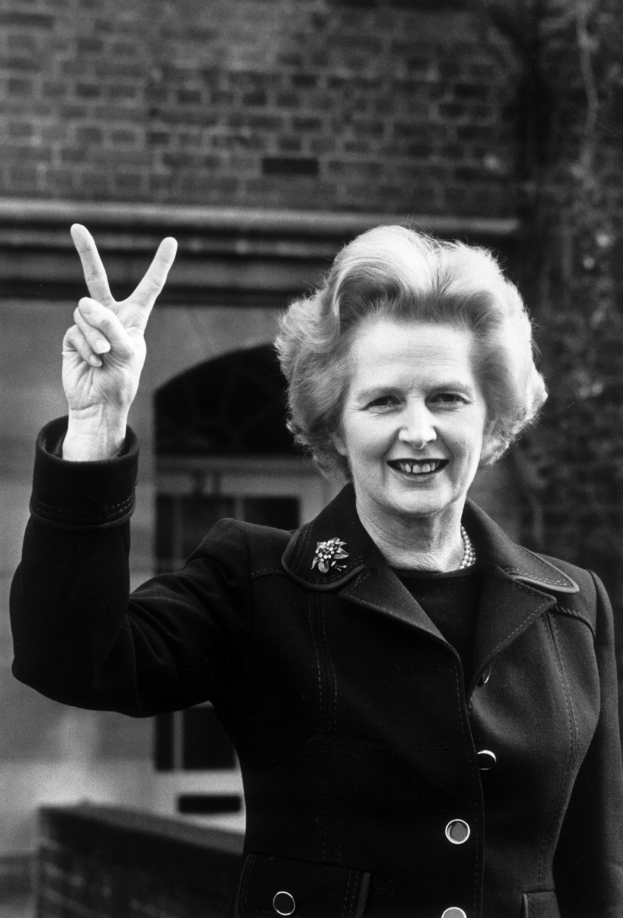 Visszanéz és integet a tömegnek. - Nézzék meg milyen volt Anglia a nyolcvanas években, Margaret Thatcher miniszterelnöksége idején!