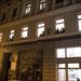 A Budapest Show Kórus tagjai egy belvárosi galéria ablakában lógva énekeltek az arrajáróknak.