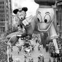 Felfújható Disney-figurák lebegnek a tömeg fölött egy 1972-es hálaadásnapi karneválon