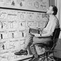 Dr. I. A. Richards a bostoni Harvard egyetemen tanulmányozza 1943-ban a Disney-mesék vázlatrajzait