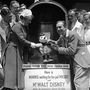 1935-ben Walt Disney Minnie egérrel pózol a londoni Westminster Hospital Újjáépítési Alapítvány rendezvényén