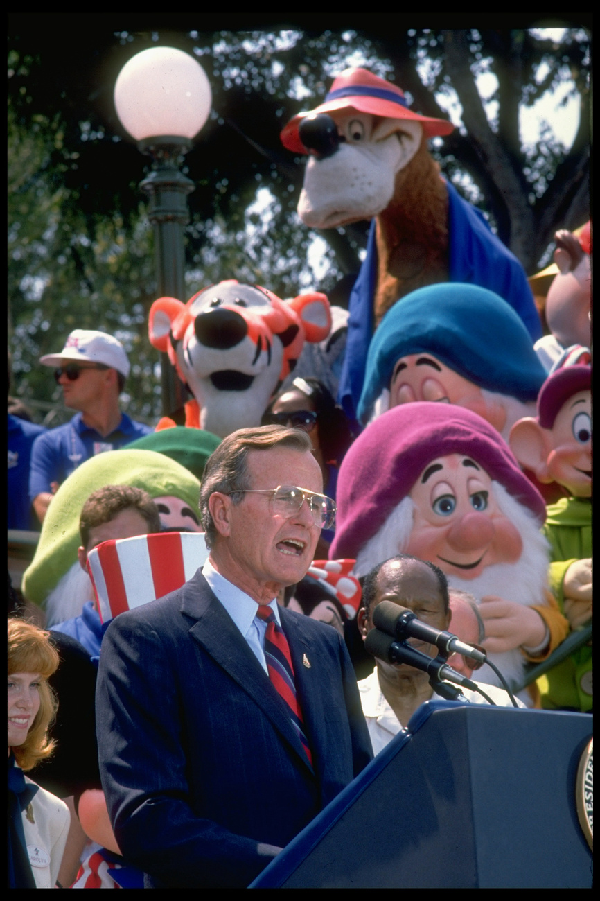 2005-ben tűzijátékkal ünnepelték a kaliforniai Anaheimben az első Disneyland szabadidőpark megnyitásának 50. évfordulóját