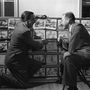 Gőzerővel folyik a munka 1946-ban: Walt Disney és a dalszerző Johnny Mercer a Rémusz bácsi meséi rajzfilmváltozatának jeleneteit beszélik meg
