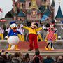 Donald, Goofy és Minnie együtt ünnepel az emberekkel a párizsi Disneylandben, 2010-ben