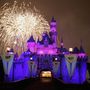 2005-ben tűzijátékkal ünnepelték a kaliforniai Anaheimben az első Disneyland szabadidőpark megnyitásának 50. évfordulóját
