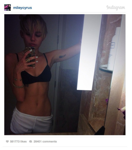 MIley Cyrus selfie-vel reagálta le, hogy elindult a róla szóló dokumentumfilm az MTV-n