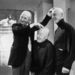 1965: William Hartnell volt a Doktor első tévés inkarnációja. A képen éppen két szereplőtársának a fejét simogatja.