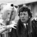 1974: Tom Baker, a sorban negyedik Doktor az új évad egyik ellenséges szereplőjével ismerkedik.
