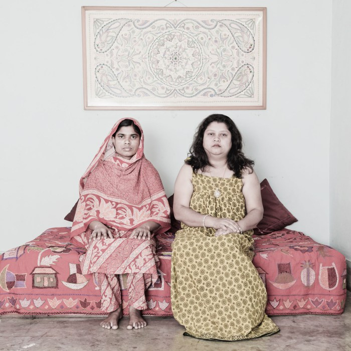 Én és a cselédem: jobbra Mustari Akter (44) háziasszony. A 35 éves  Reena egy éve dolgozik neki. 