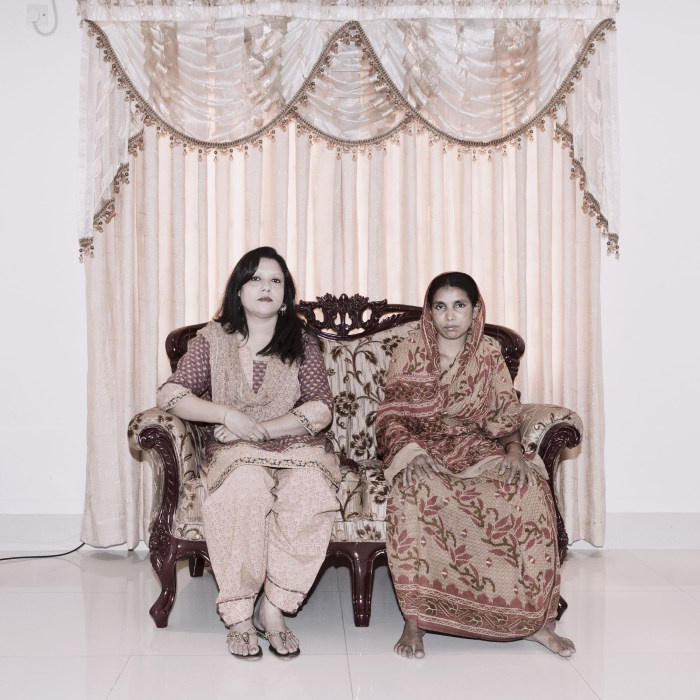 Én és a cselédem: jobbra Mustari Akter (44) háziasszony. A 35 éves  Reena egy éve dolgozik neki. 