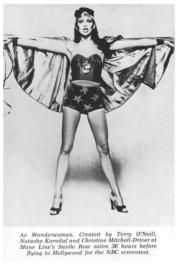 Angela Bowie lehetett volna az 1974-es tévéfilm Csudanője, de nem volt hajlandó magára venni a híres melltartót.  