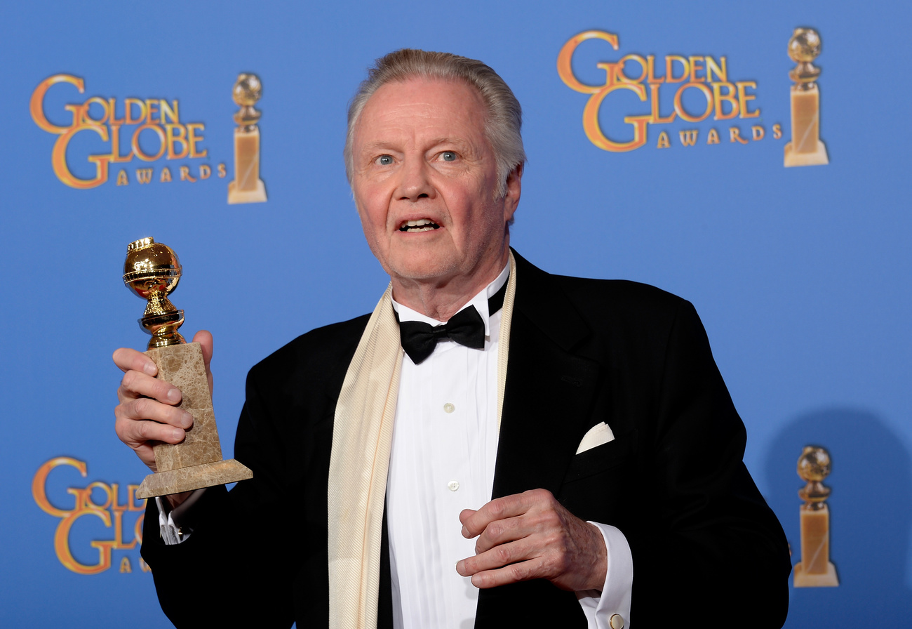 Jon Voight és az elmaradhatatlan sál.