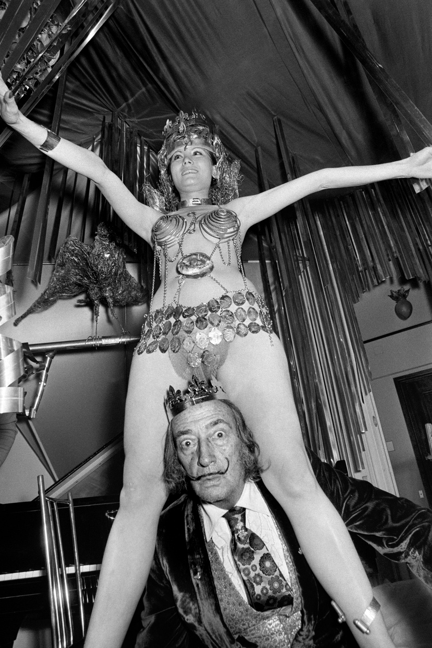 Az mindig vicces, ha valaki saját viaszmásával pózol, ha pedig Dalí teszi ezt, akkor meg pláne!