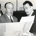 Egy másik legendával, Alfred Hitchkokkal együtt tanulmányozza az Elbűvölve című filmhez készített díszletterveket. Dalí találta ki Gregory Peck emlékezetes álmát is az óriáskártyákkal és a harisnyafejű emberrel.