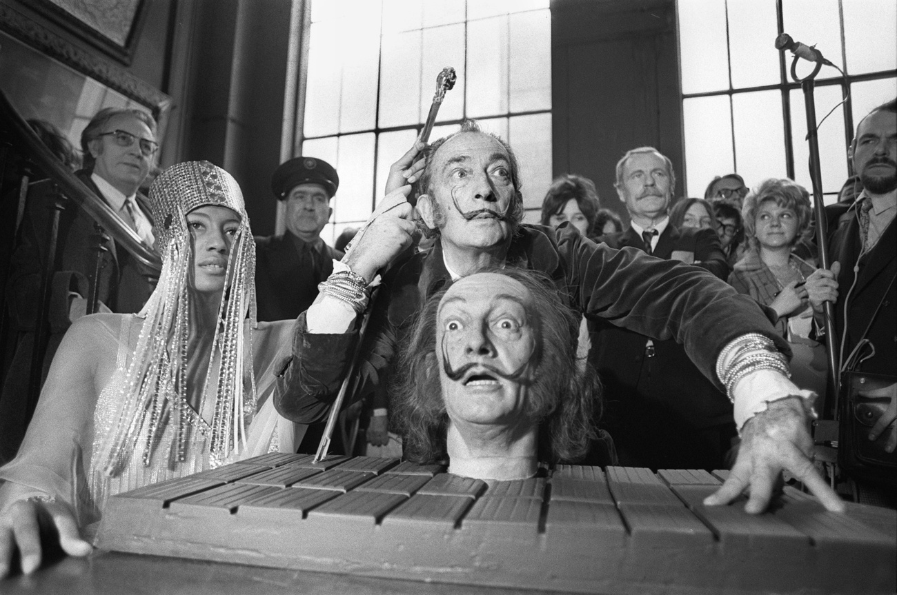 Az mindig vicces, ha valaki saját viaszmásával pózol, ha pedig Dalí teszi ezt, akkor meg pláne!
