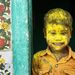 Sárga kissrác a színek fesztiválján Indiában
