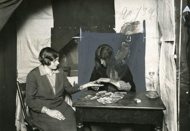 A hiányos öltözetű hölgyről készült képet címlapként szerették volna használni, úgyhogy egy fekete füstre emlékeztető sállal takarták el a problémát részeket. 1920-29 között készült a bravúr.
