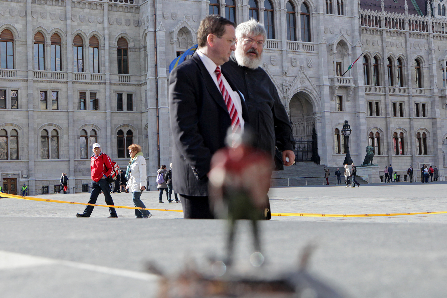 hungária kapitány lábainál a gaz rezsidémon