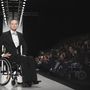  A divatszakmában egyre elterjedtebbé válik a fogyatékkal élő modellek alkalmazása.