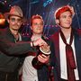 Johnny Depp az Éhezők viadala 2 színészeivel, azaz Josh Hutchersonnal és Sam Claflinnel.