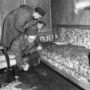 Haditudósítók vizsgálják Hitler kanapéját, hogy megállapíthassák, hogyan lett öngyilkos. Vandivert tudósítása szerint Hitler és Eva Braun is pisztollyal vetett véget életének, Hitler pedig a kanapé elé rogyott össze. Később kiderült, hogy csak Hitler használt pisztolyt, Eva Braun pedig méregtablettát vett be.