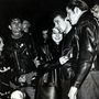 Bőrbe öltözött rocker fiúk és lányok, 1964 májusában.