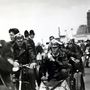 Egy kisebb seregnyi rocker rendőri felügyelet alatt közelíti meg Hastingset, 1964 augusztus 3-án.