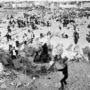 A modok üvegekkel és a harcok egyéb törmelékeivel dobálják a visszavonuló rockereket a tengerparti Margate-ben, 1964 május 18-án.