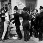 1964 augusztusa, Hastings: brit rendőrök próbálják meg elcsitítani a modok és a rockerek egy-egy képviselőjének konfliktusát.