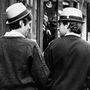 1964 szeptembere: egy fiatal mod-pár összeillő kalapban rója az utcákat.