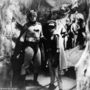 Az első Batman-sorozat is ebből a ma már kínosan vicces korszakból származik: az amerikai mozik 1943-tól vetítették a Columbia stúdió 15 epizódos Batman-szériáját
